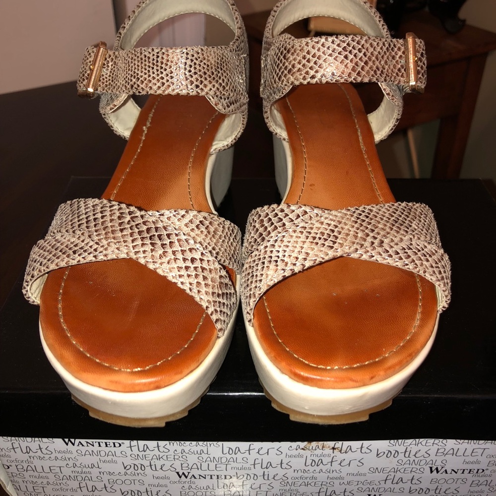 Crisscross strap wedges.